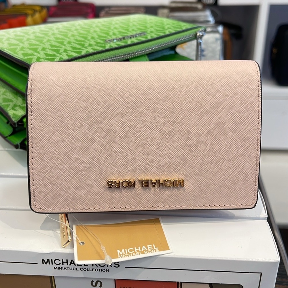 Michael Medium Crossgrain Leather Bifold Wallet
Powder Blush 
NWT - Picture 13 of 16